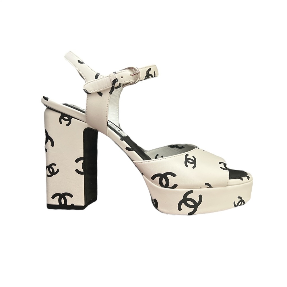 Chanel 22S White and black printed lambskin sandals